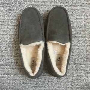 NWOT Ugg Slippers W8
